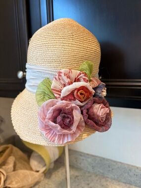 Grevi Cream Straw Cloche Hat with Pink Rose Cluster